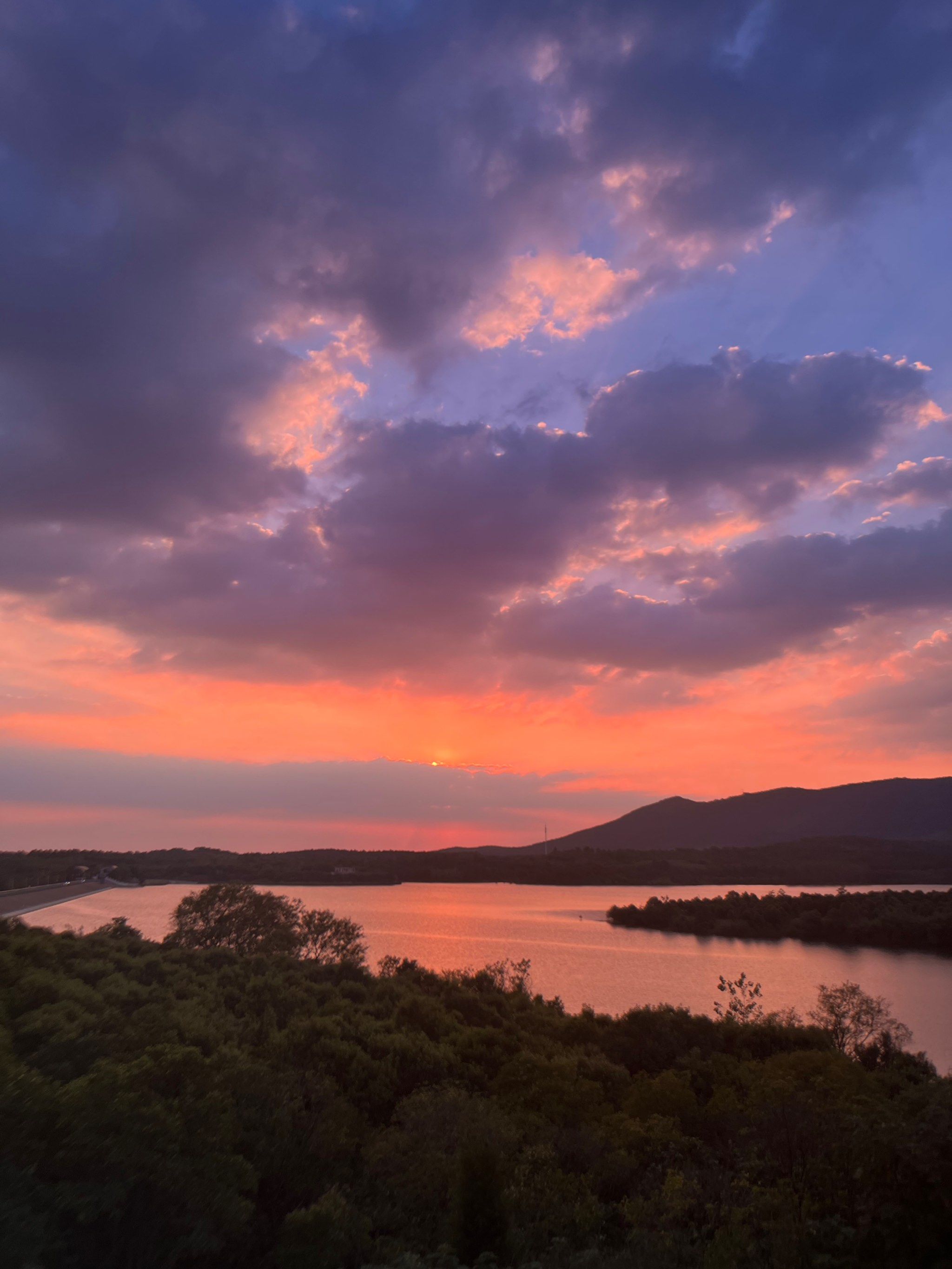 《托管无忧，性能全开：打造你的专属云端服务器》